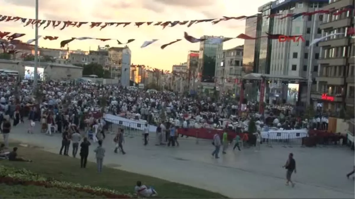 Beyoğlu Belediyesi Taksim Meydanı\'nda 3 Bin Kişilik İftar Verdi