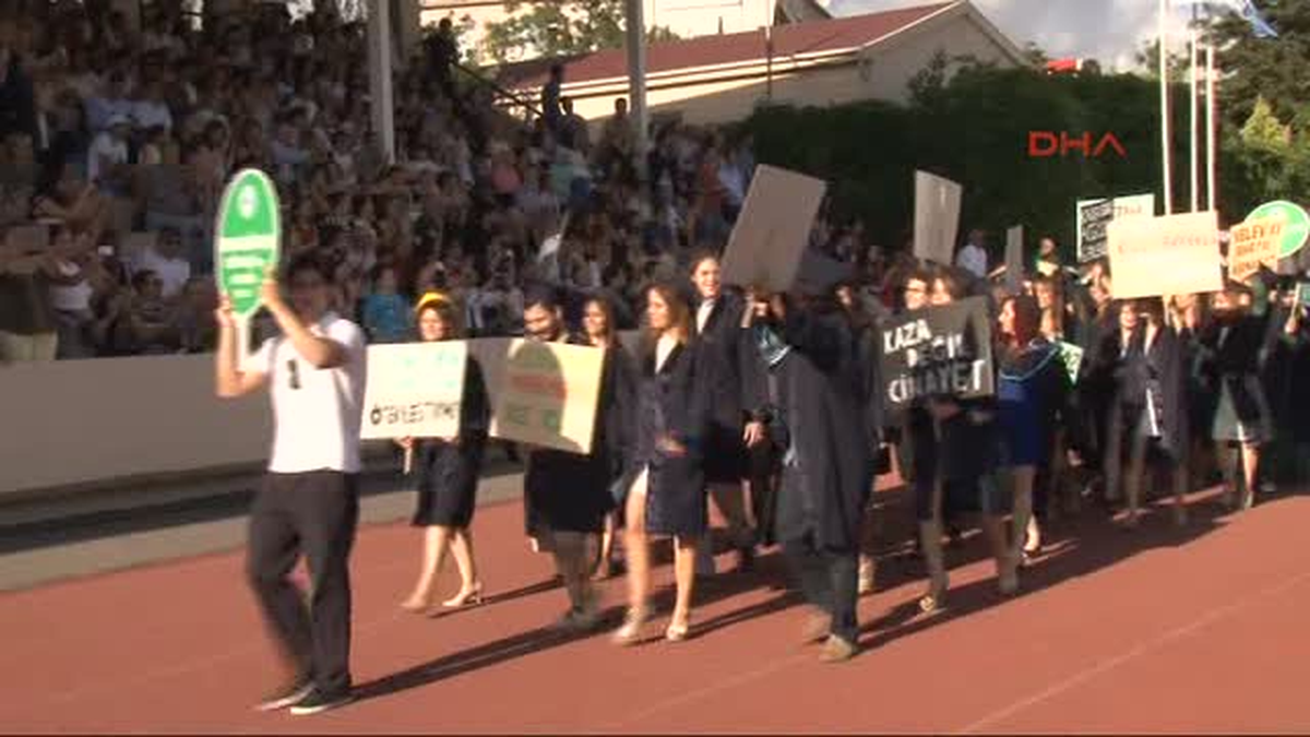 Boğaziçi Üniversitesi Mezuniyet Törenine Protesto Pankartları Damgasını Vurdu