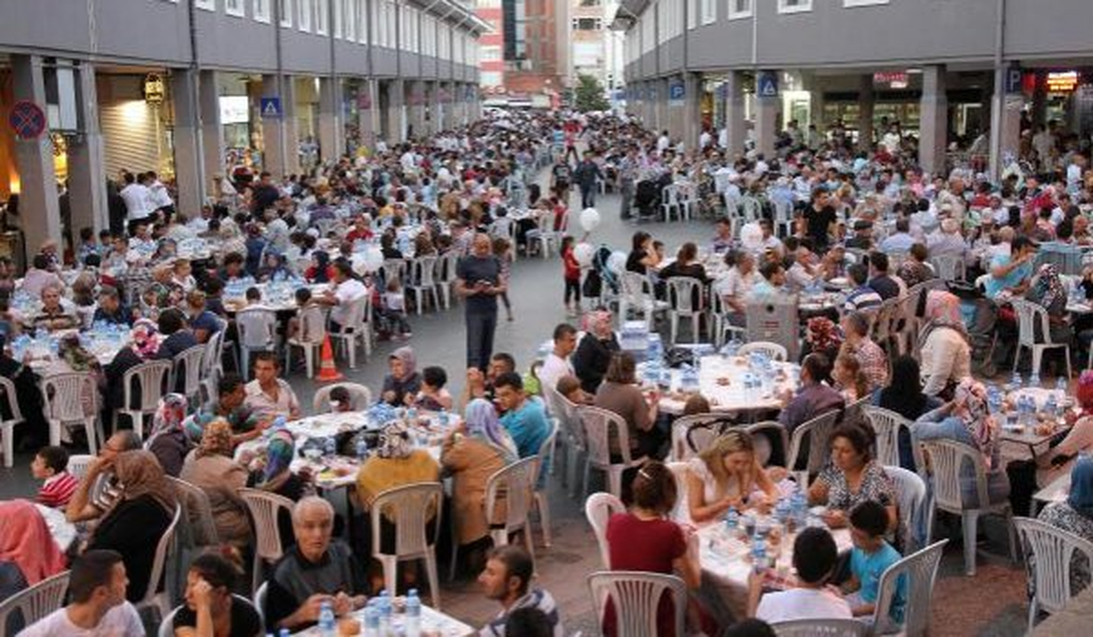 Bto\'dan Sokakta 10 Bin Kişiye İftar Yemeği