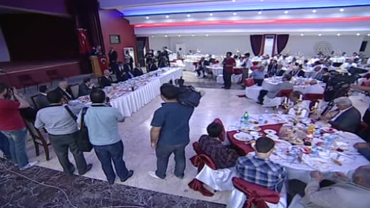 Cumhurbaşkanı adayı İhsanoğlu, iftara katıldı -