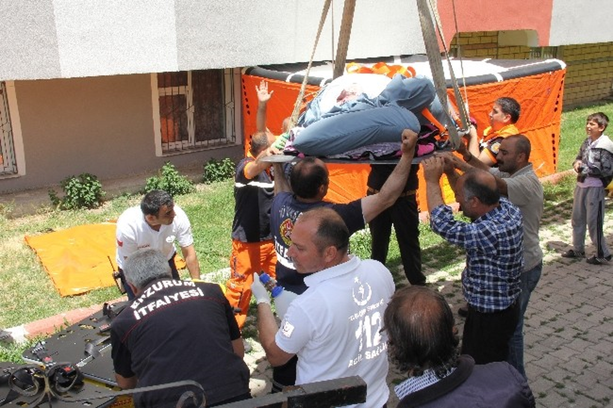Hayatını Kaybeden 350 Kilo Ağırlığındaki Kadın Toprağa Verildi