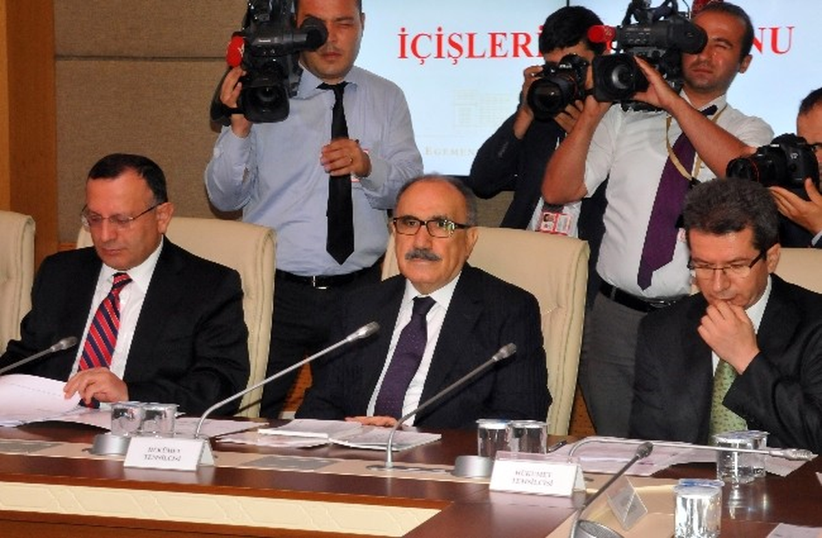 İçişleri Komisyonu\'nda MHP ve Hdp Milletvekilleri Arasında Tartışma