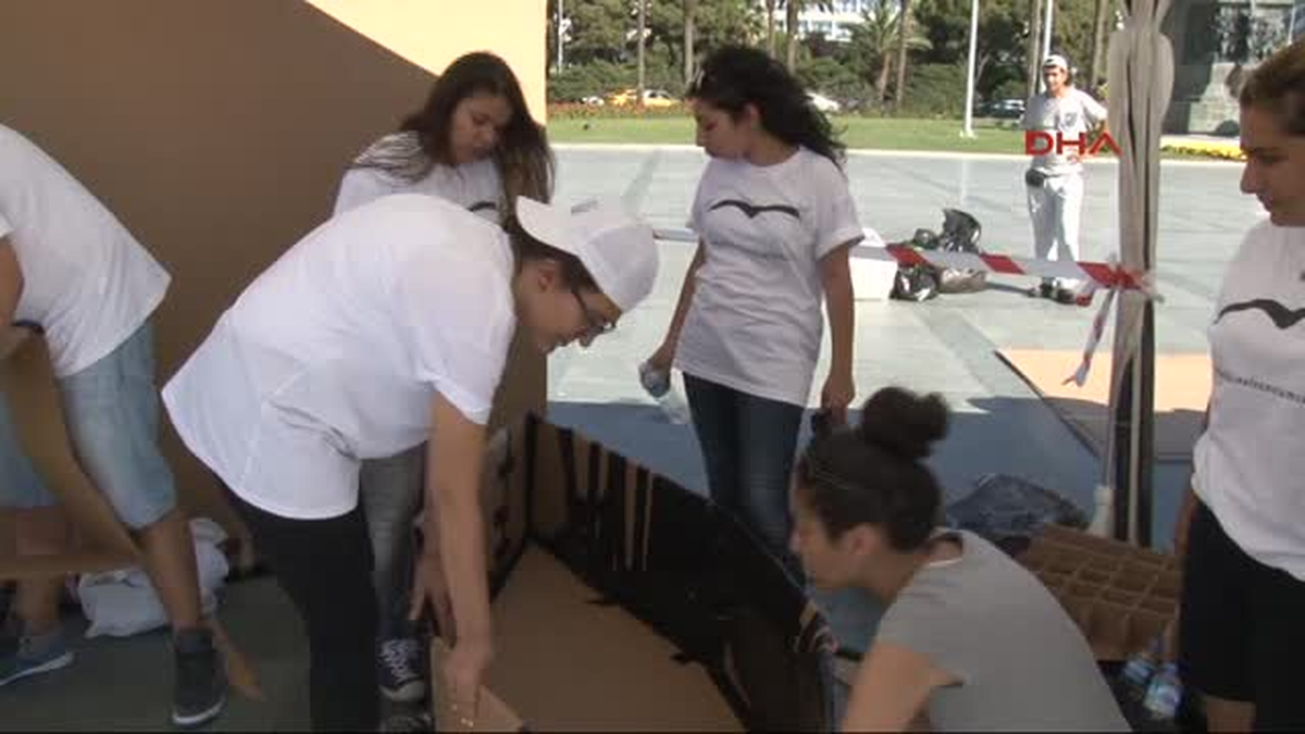 İzmir 1 Denizde Kartondan Tekne Yarışması