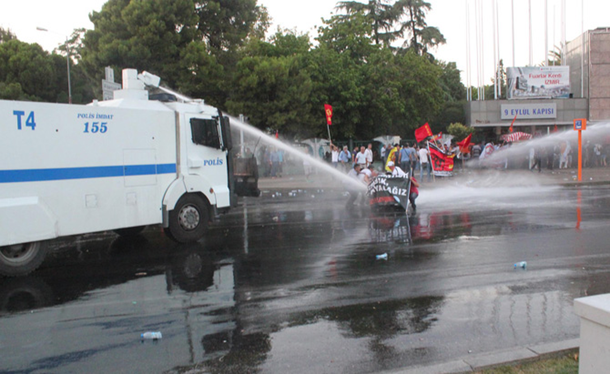 İzmir\'deki Madımak Protestosuna Polis Müdahalesi