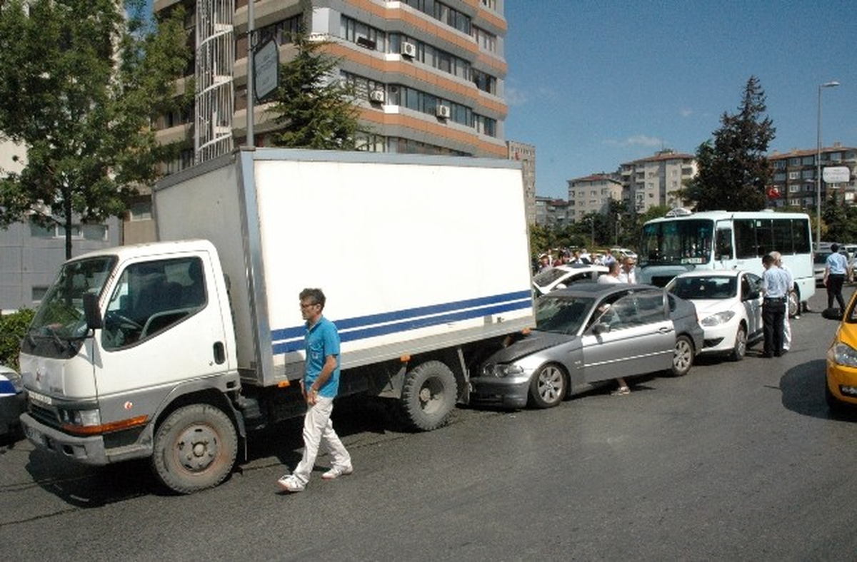Kadıköy\'de Minibüs Dehşeti: 3 Yaralı