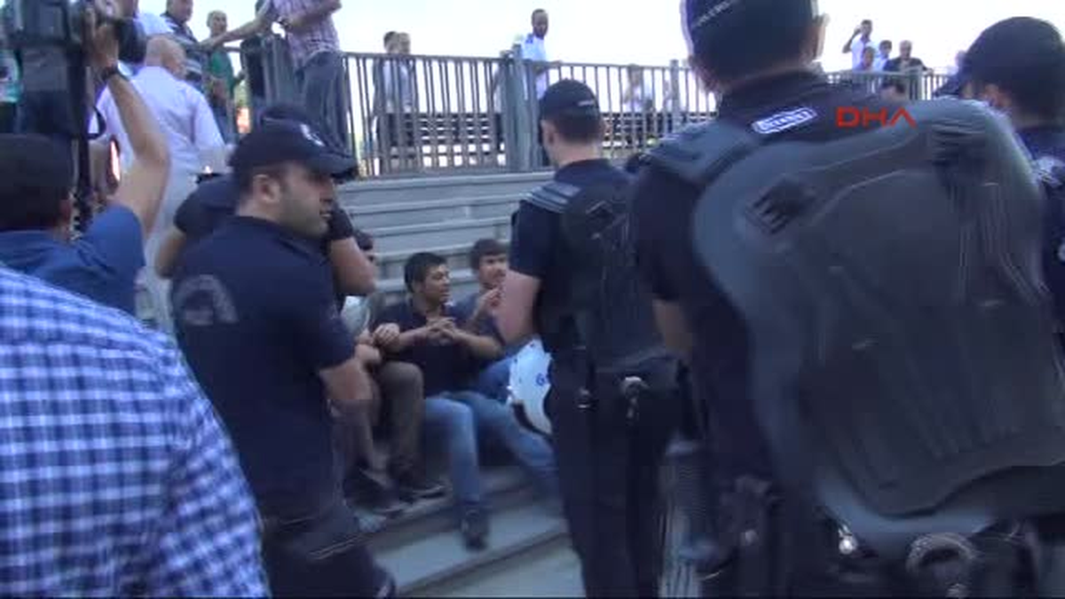 Eylemci Polisin Yüzüne Tükürdü