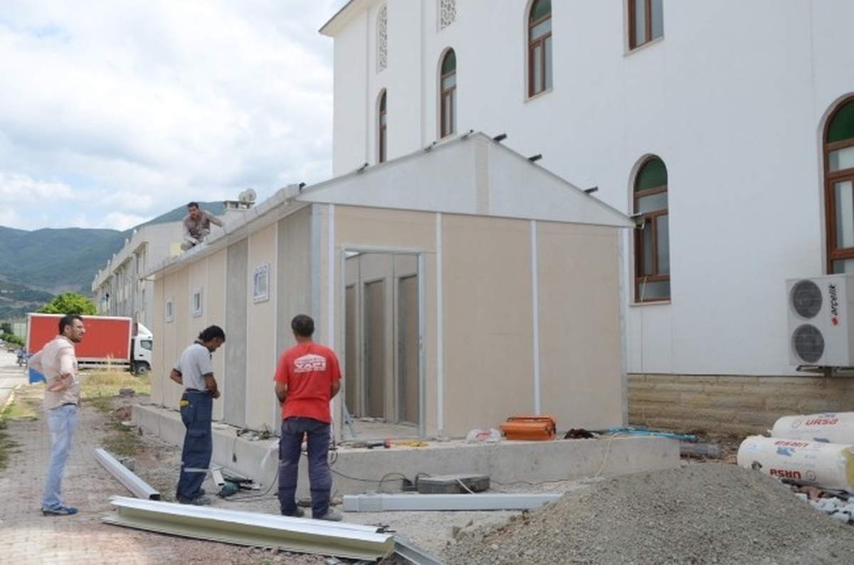 Kartepe Belediyesi Camilerde Çevre Düzenlemesi Yapıyor