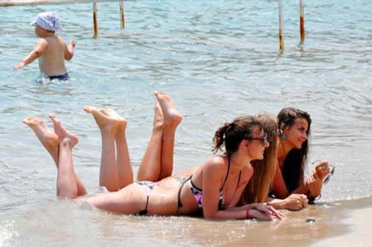 Kemer Plajları Turiste Kaldı