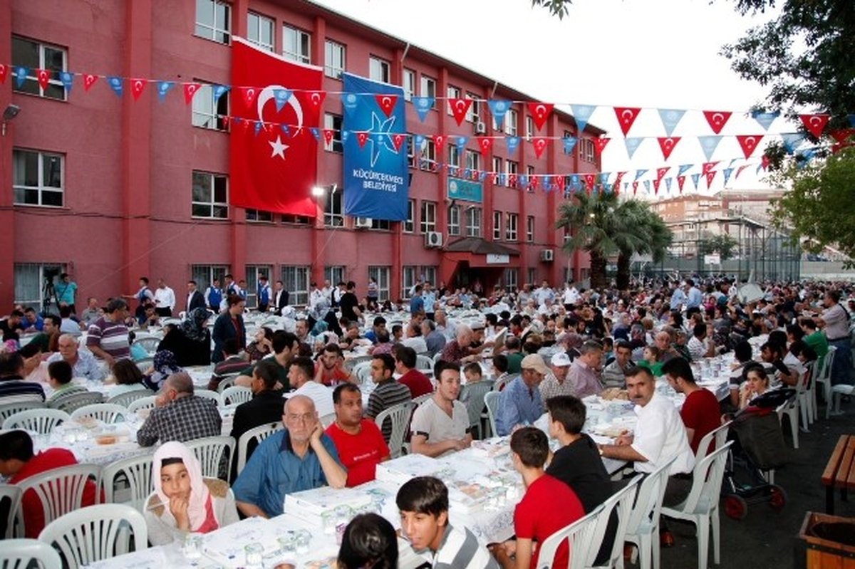 Küçükçekmece\'de Kurulan İftar Sofraları Komşulukları Perçinliyor