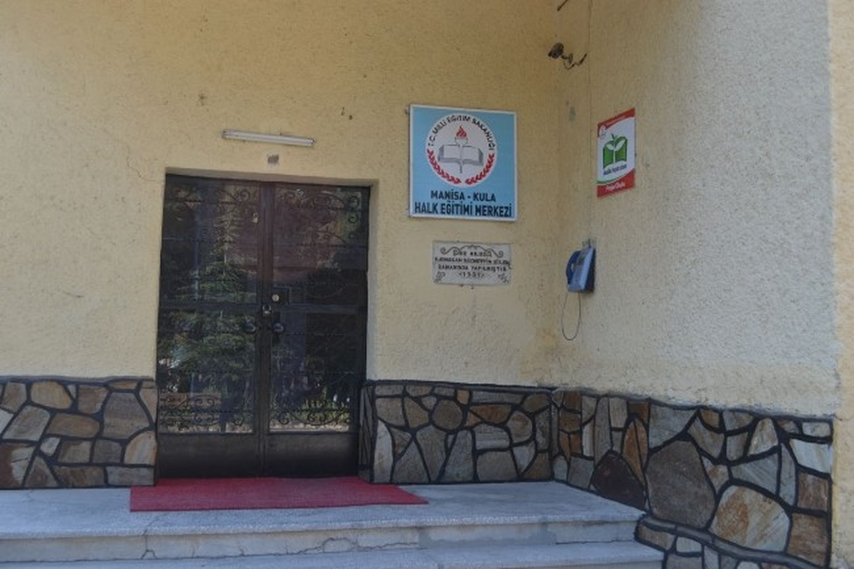 Kula\'da Stajyer Öğrenciler Kilitli Kaldı