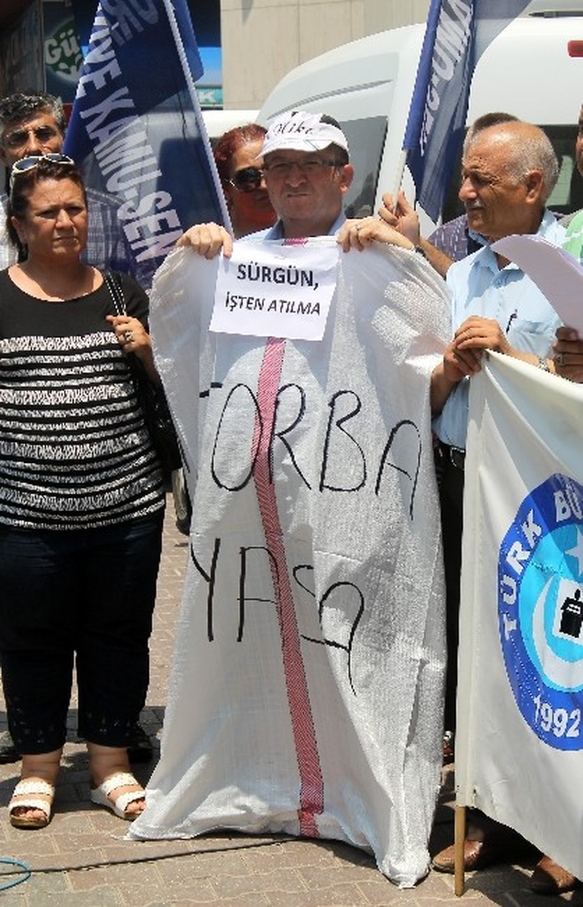 Memurlar Çuval Giyerek \'Torba Yasa\'yı Protesto Etti