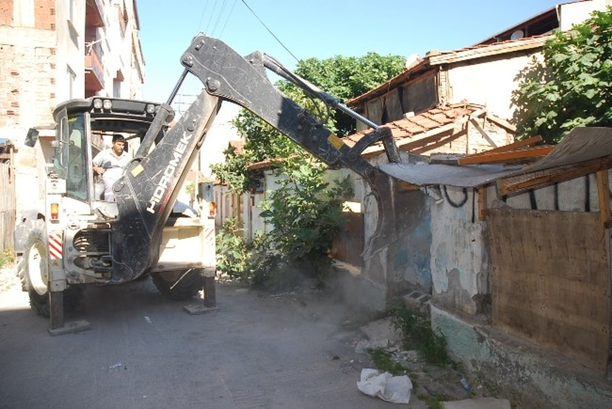 Gemlik\'te Metruk Binaların Yıkımına Başlandı