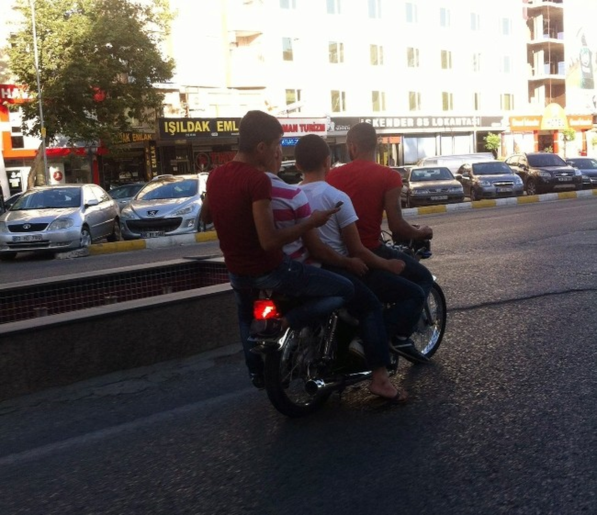 Motosiklete 4 Kişi Binerek Tehlike Saçtılar