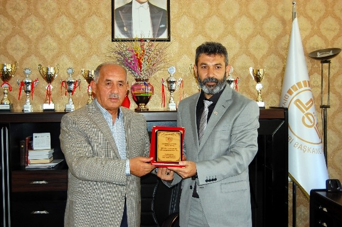 Muhtarlardan Müftü Öztürkçü\'ye Plaket