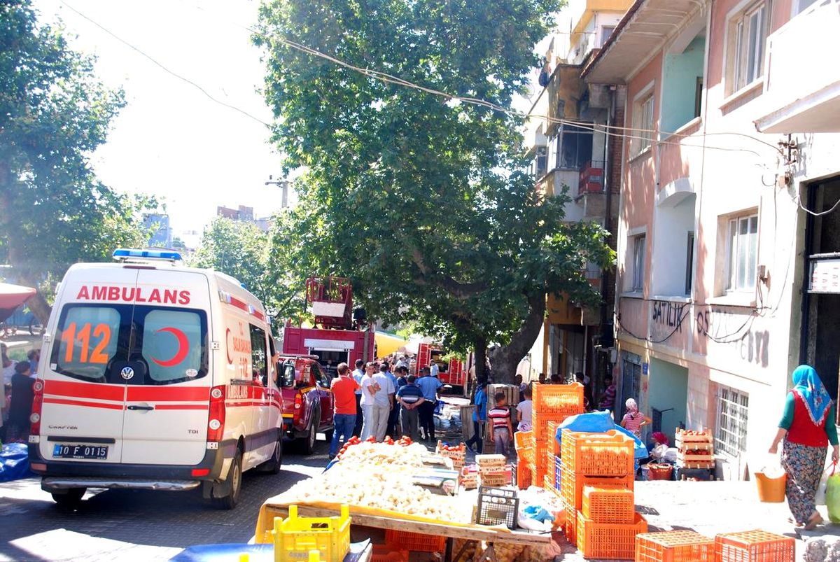 Pazar Yerindeki Ev Yangınına Müdahale Zor Oldu