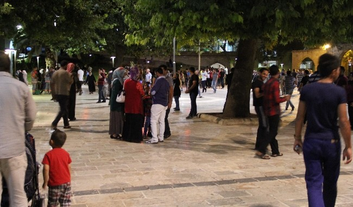 Şanlıurfa\'da Sokaklar Gündüz Boşalıyor, Gece Canlanıyor