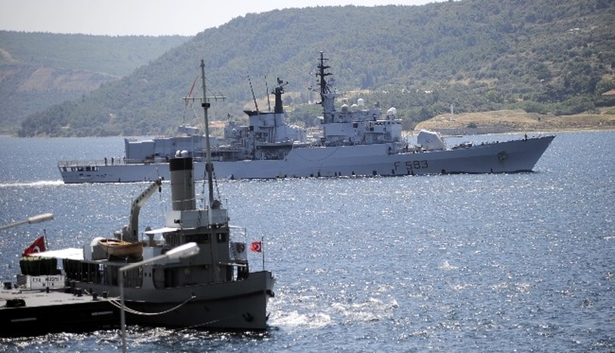 Savaş Gemileri Çanakkale Boğazı\'dan Geçti