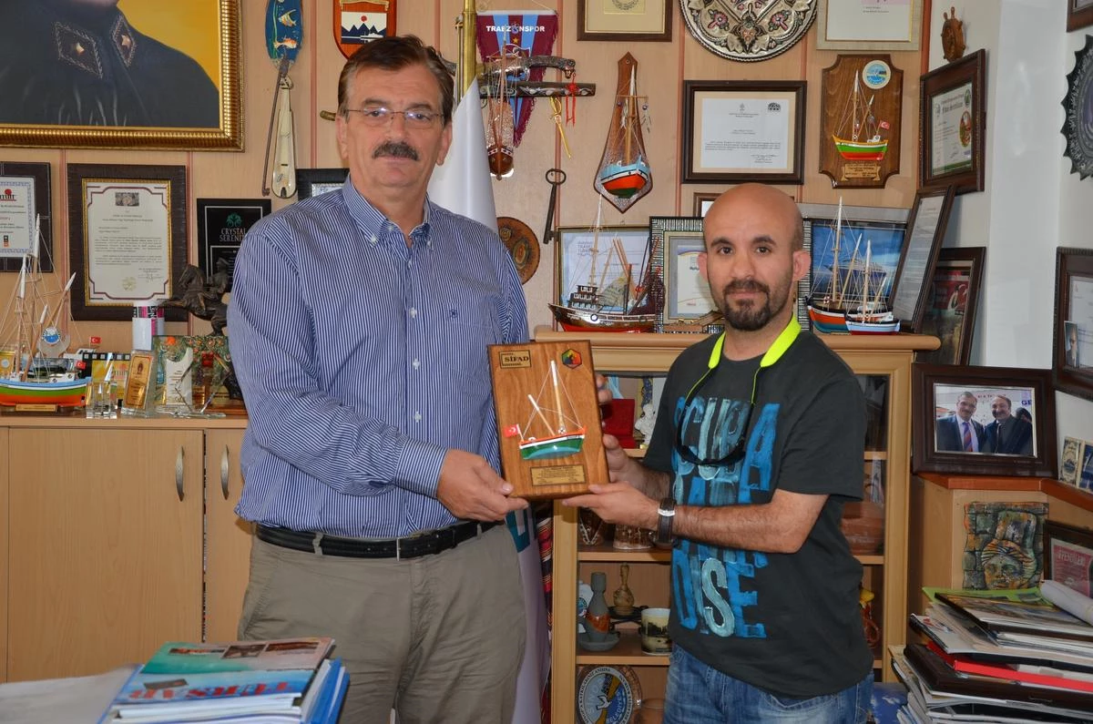 Sifad\'dan Sinop Kültür ve Turizm Müdürü Tosun\'a Plaket