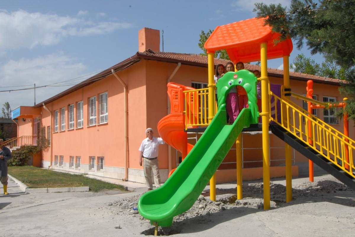 Suluova Belediyesi İlkokullara Oyun Grupları Yerleştirdi