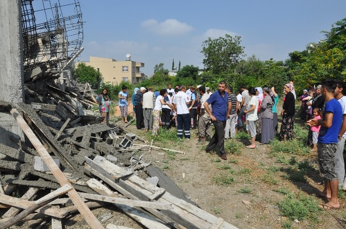 Tarsus\'ta İnşaat Çöktü: 3 Yaralı