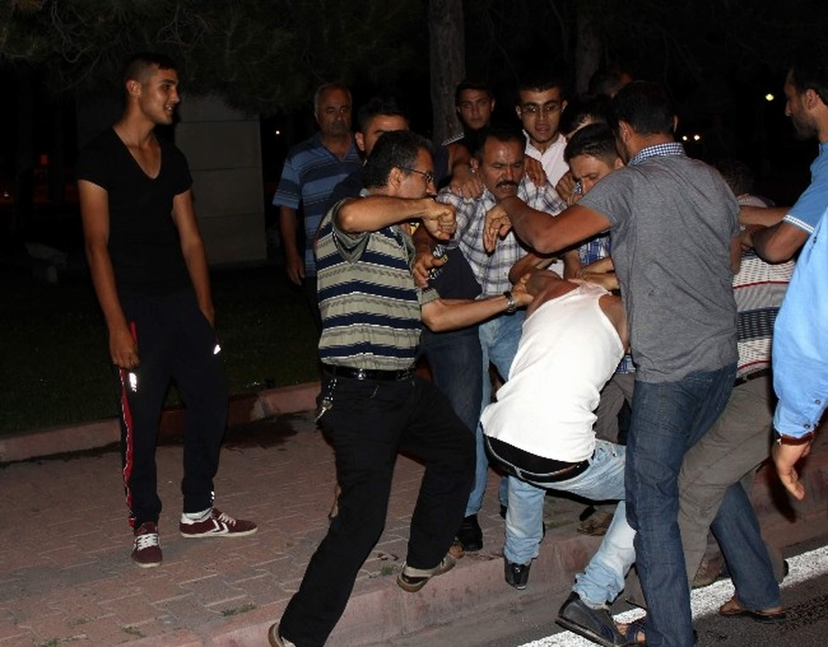 Trafik Kazası Sonrasında Kavgaya Tutuştular