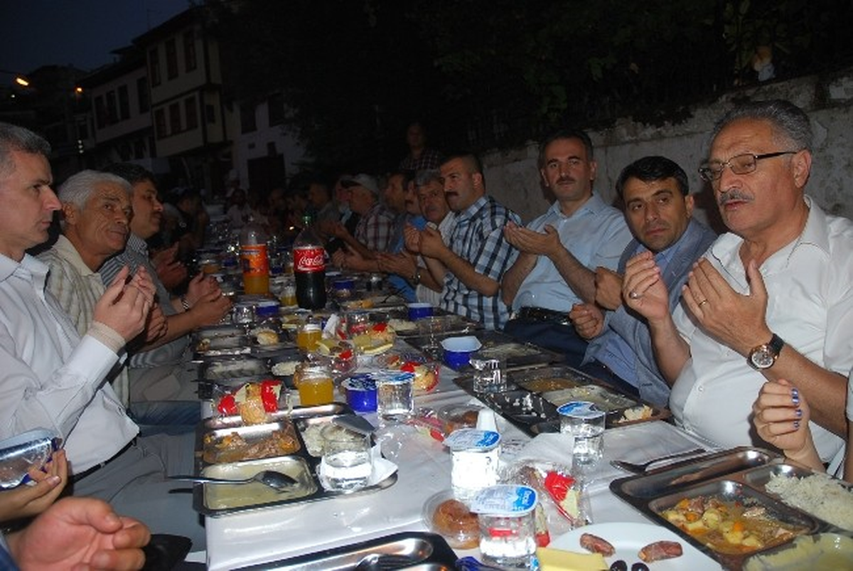 Umurbey\'de İlk İftar Coşkusu
