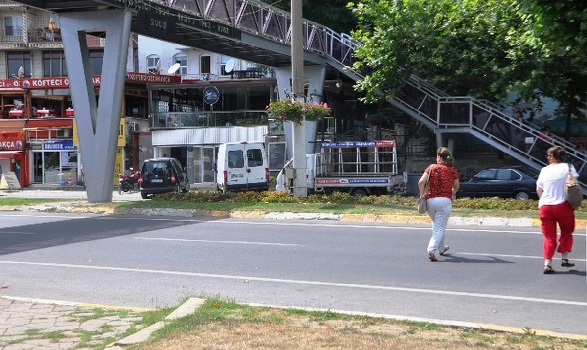 Üst Geçidi Kullanmayan Yayalar Tehlike Saçıyor