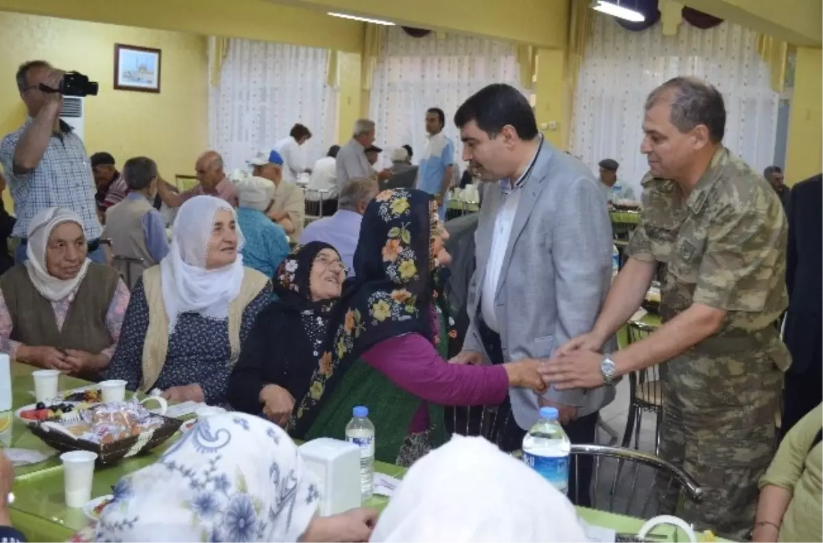 Vali Vasip Şahin İftarda Huzurevi Sakinleri ile Buluştu