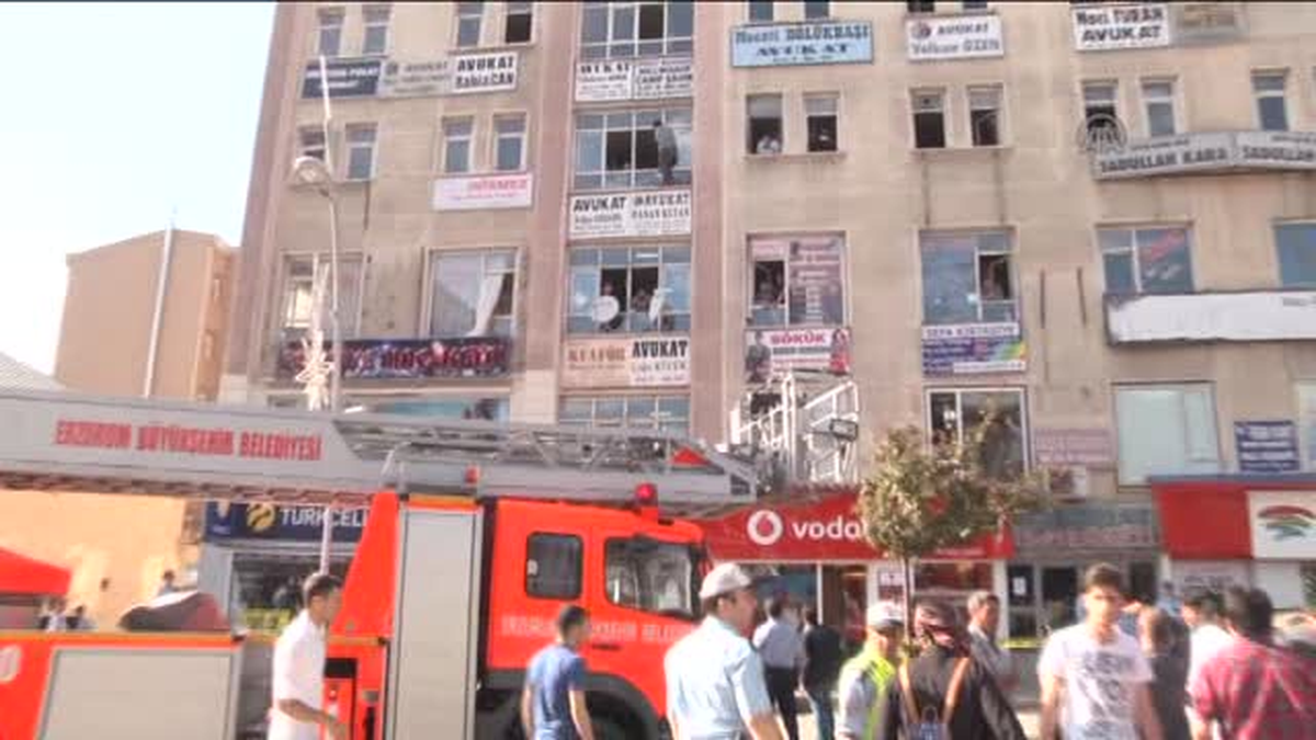 Yoldan geçen kadın psikolog intiharı engelledi -