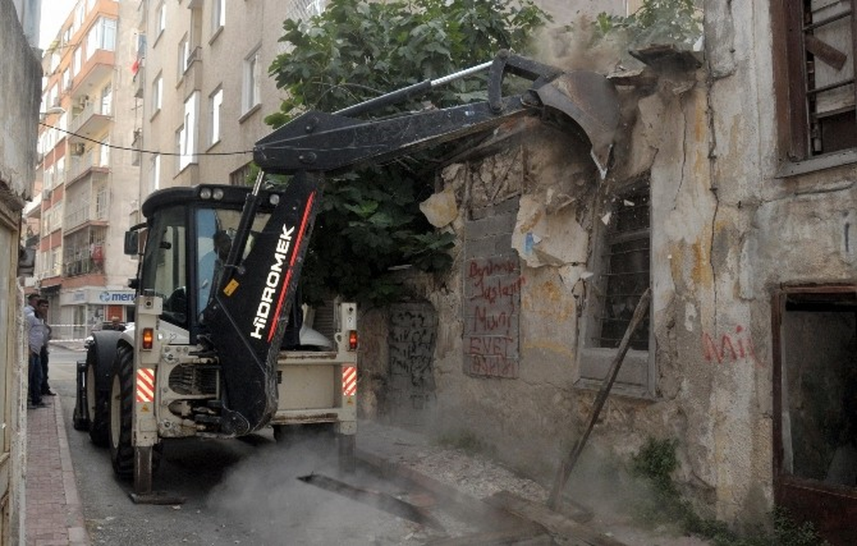 Akdeniz\'de İki Metruk Binanın Yıkımı Gerçekleştirildi