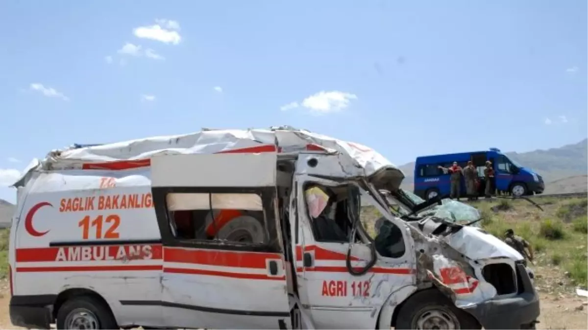 Ambulans Şarampole Devrildi: 3 Yaralı