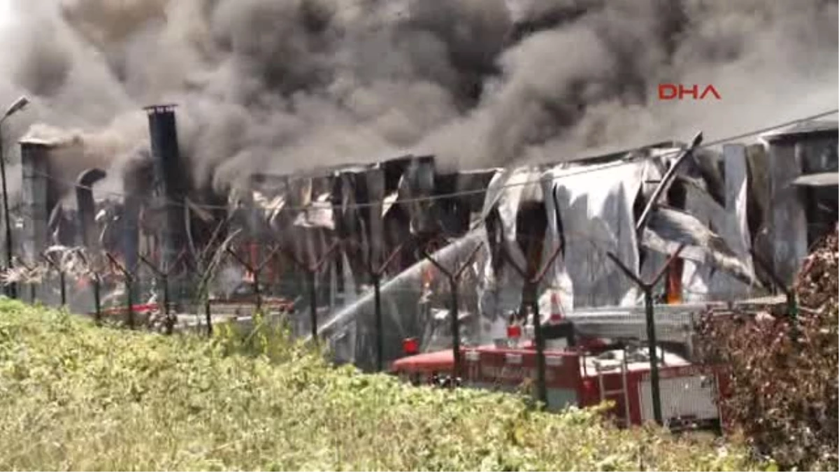Hadımköy\'de Küçük Ev Aletleri Deposunda Korkutan Yangın