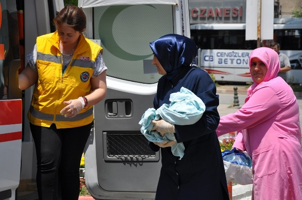 Bebeğini Acilin Kapısında Ambulansta Doğurdu