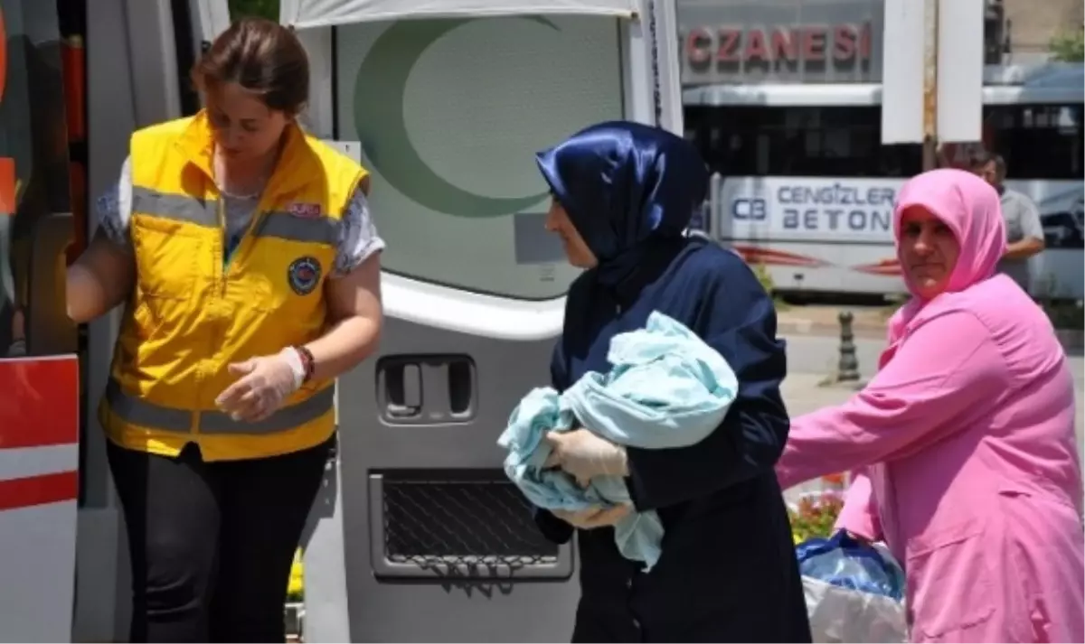 Bebeğini Ambulansta Dünyaya Getirdi