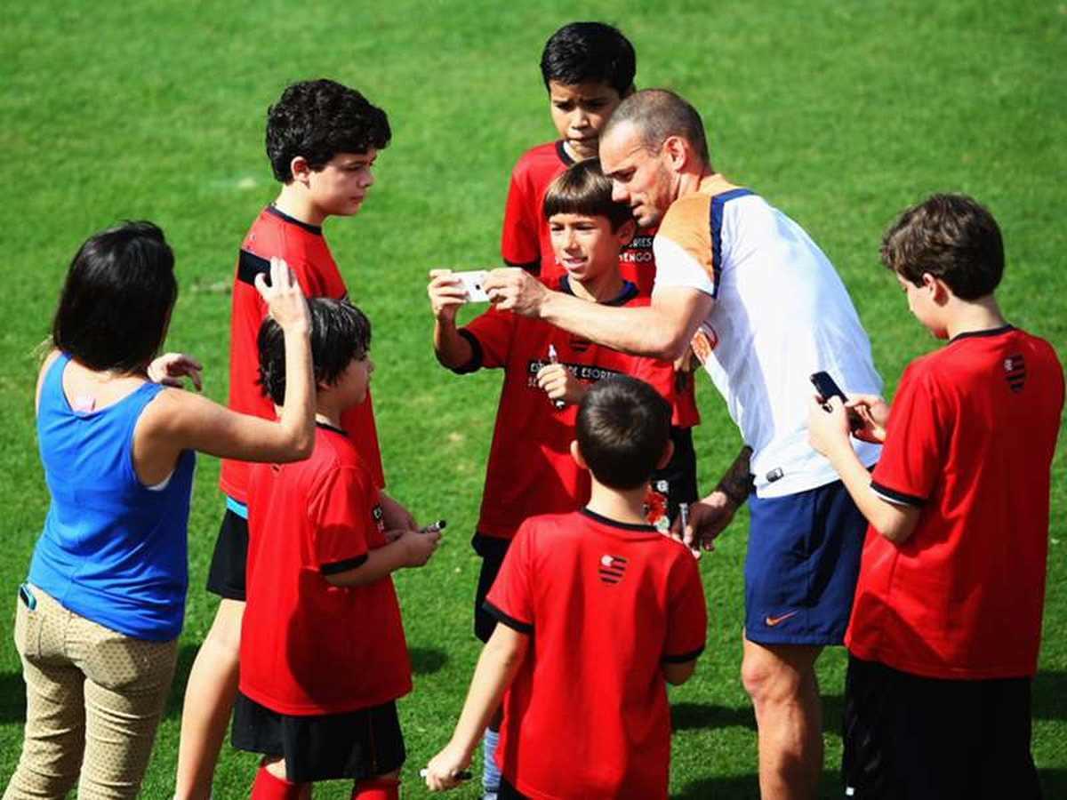 Bomba Video! Sneijder\'in Etrafında Toplandılar, Van Persie\'ye Malzemeci Muamelesi Yaptılar
