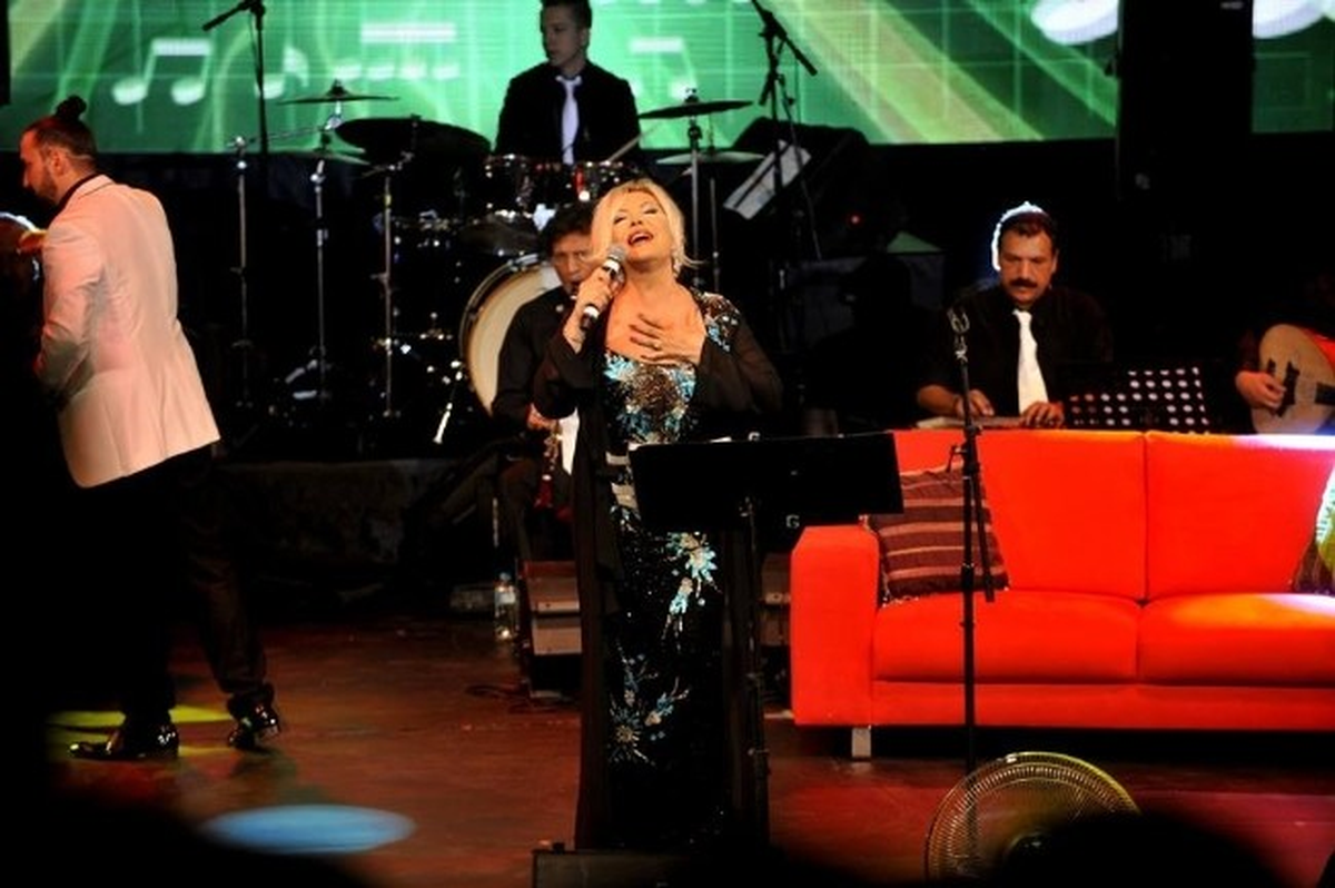 Bursalılara Emel Sayın\'dan Unutulmaz Konser