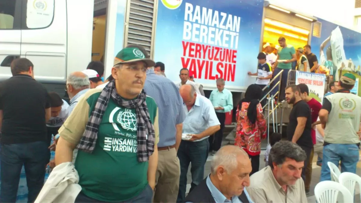 Denizli\'de İhh ve Medeniyad İftar Yemeği Verdi