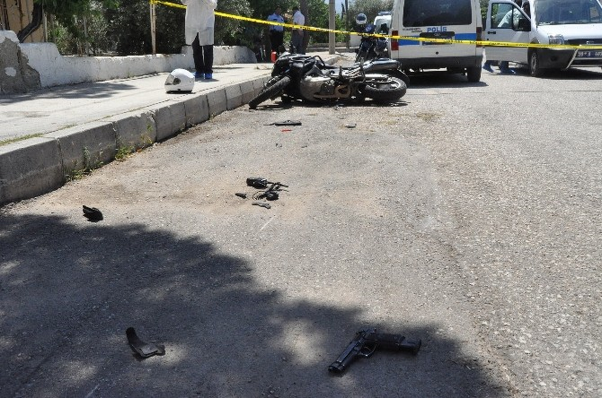 Dur İhtarına Uymayan Araç Polis Motosikletine Çarptı