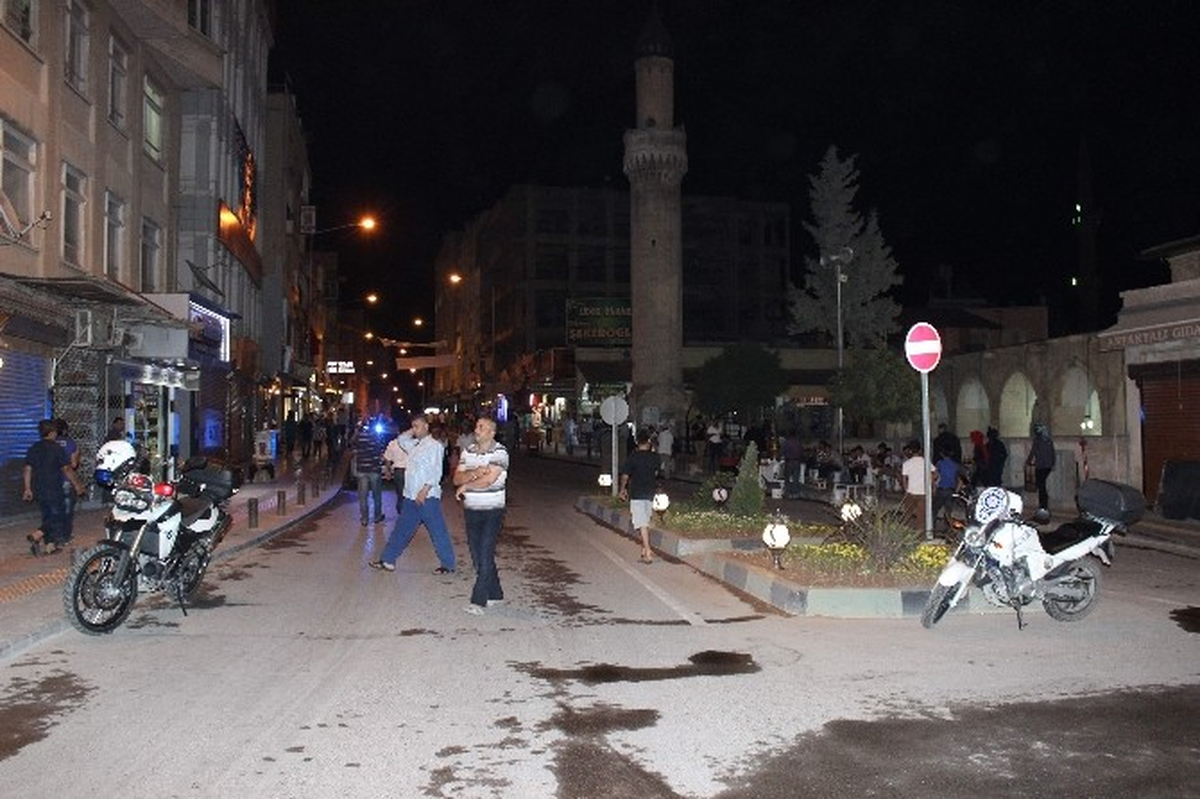 İftar Sonrası Caddelerde Yoğunluk