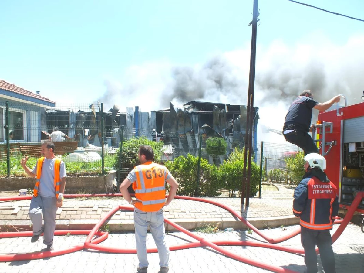 İstanbul\'da Fabrika Yangını