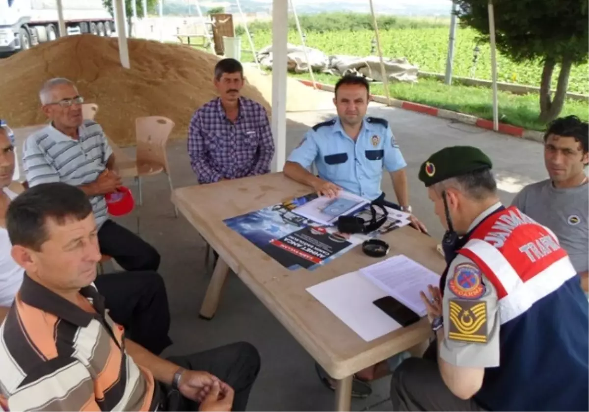 Jandarma ve Polis Traktör Kullanıcılarını Bilgilendirdi