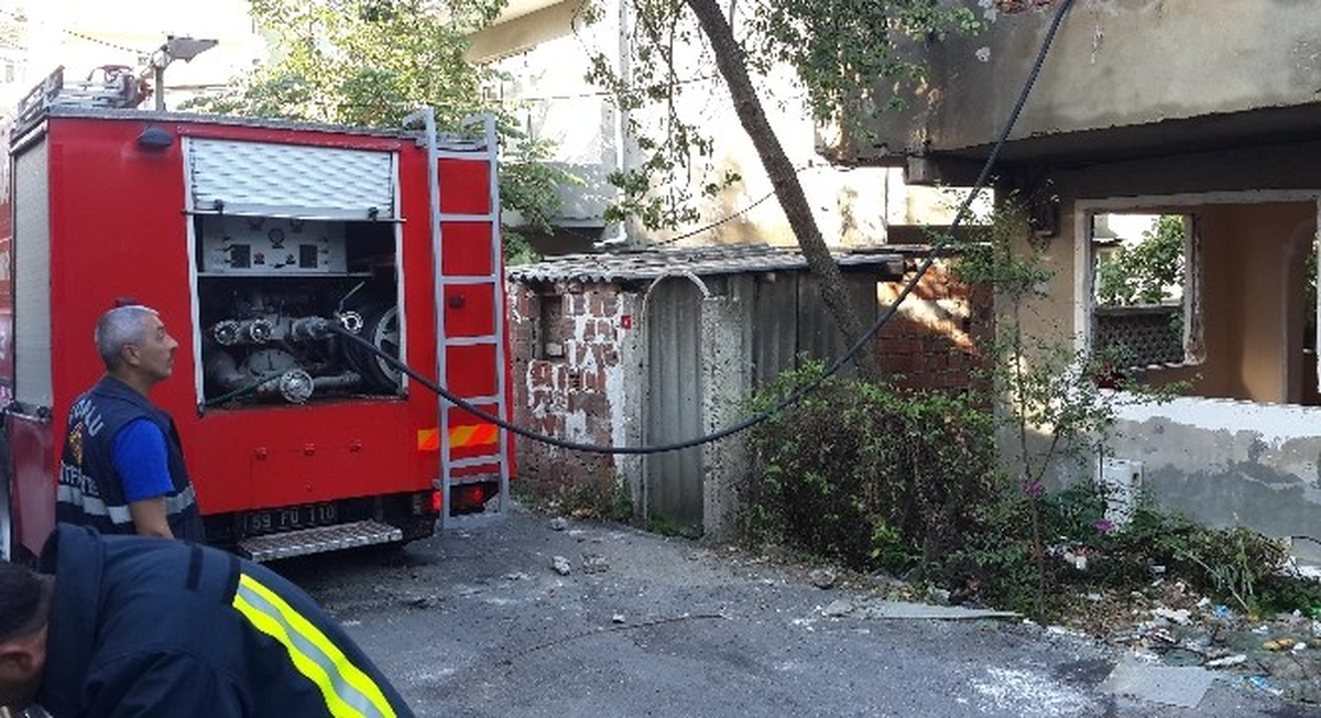 Çorlu\'da Metruk Evde Çıkan Yangın Mahalleliyi Korkuttu