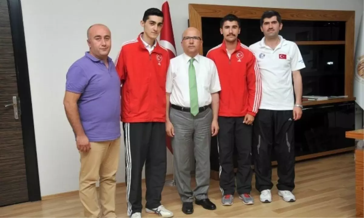 Milli Eskrimcilerden Afyon Belediye Başkanı Çoban'a Ziyaret