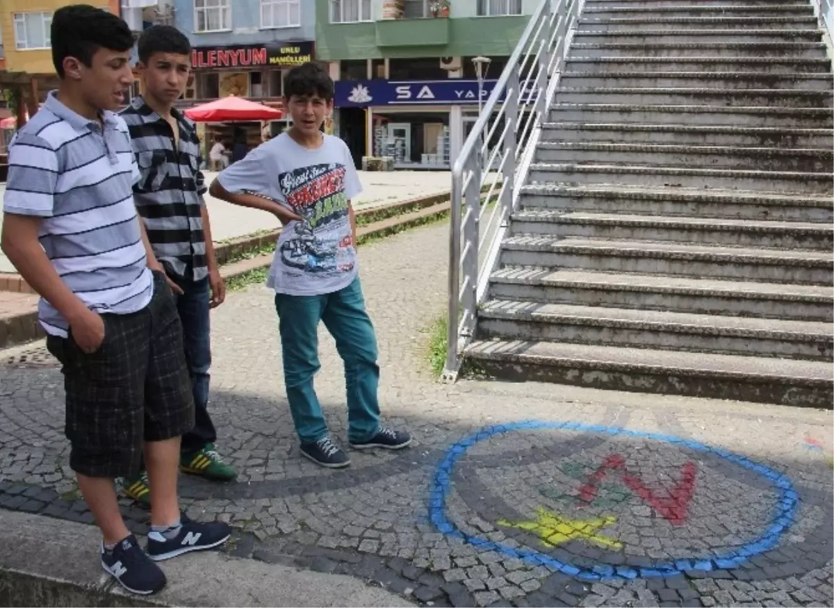 Rize\'de Sokaklara Çizilen Şekiller Polisi Harekete Geçirdi