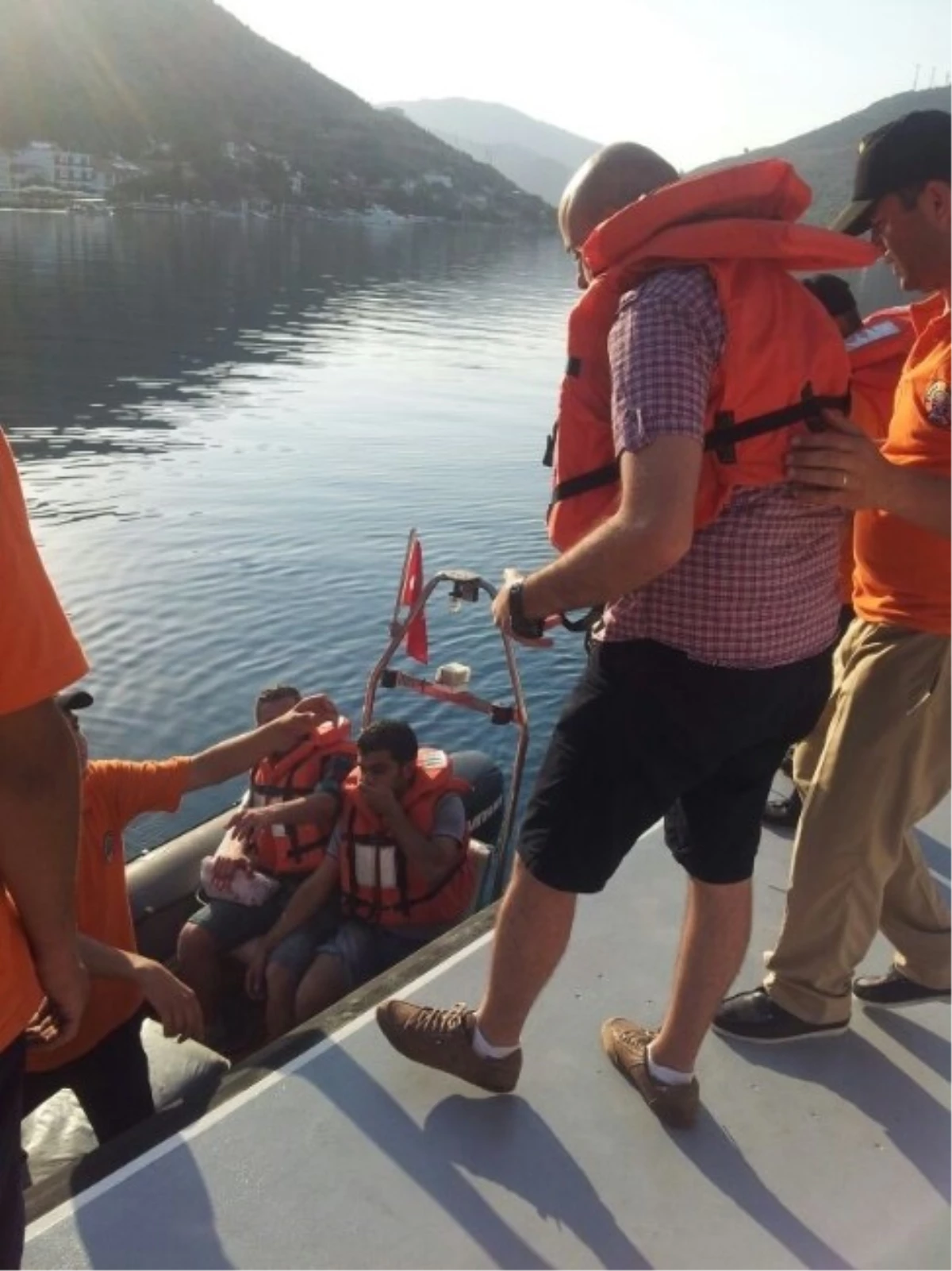 Sahil Güvenlik 10 Mülteciyi Kurtardı, Bir Yangına Müdahale Etti