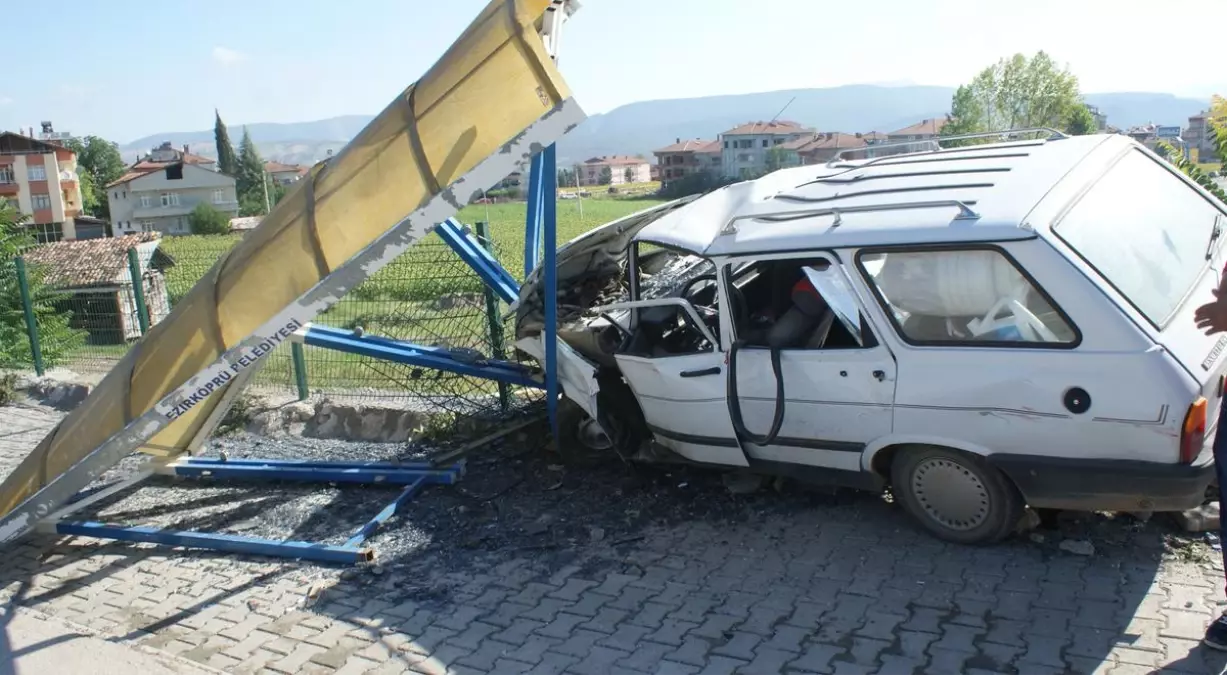 Vezirköprü\'de Otomobiller Çarpıştı: 8 Yaralı