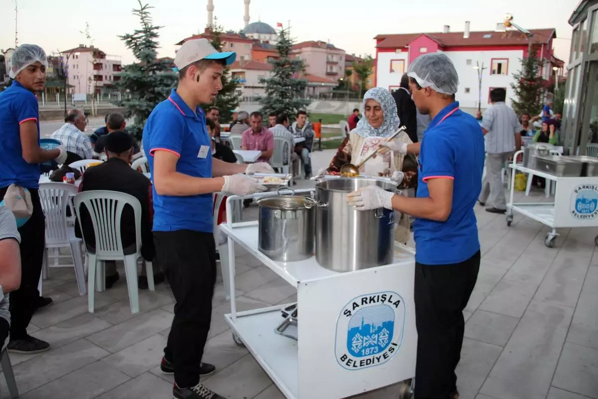 Şarkışla Belediyesinden 500 Kişiye İftar