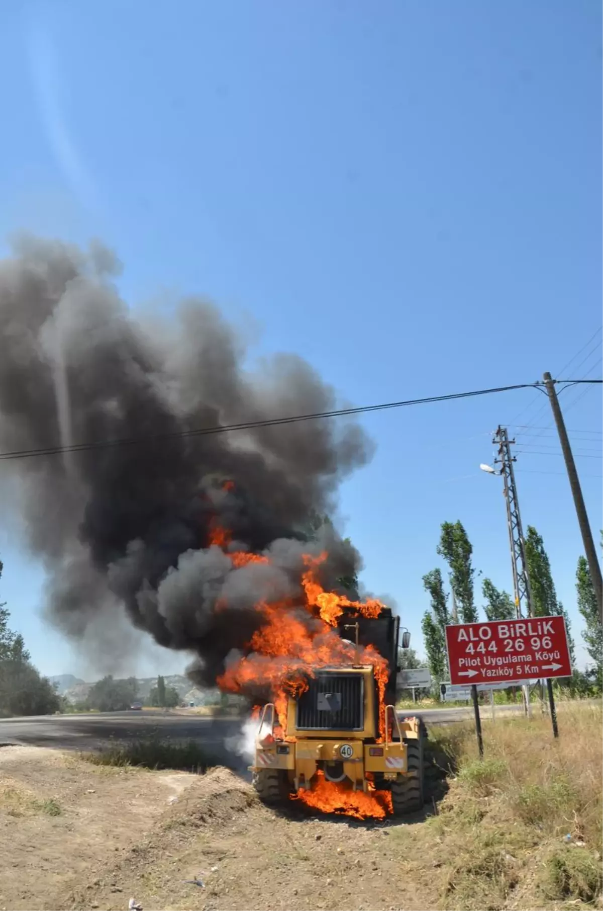 Burdur\'da Yol Kenarında Çalışma Yapan İş Makinesi Yandı