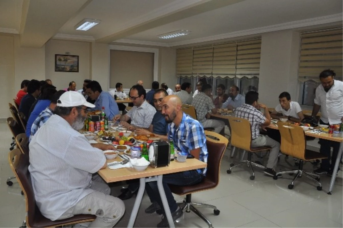 Yozgat\'ta Gazeteciler Özel Ergin Koleji\'nin Verdiği İftar Yemeğinde Biraraya Geldi
