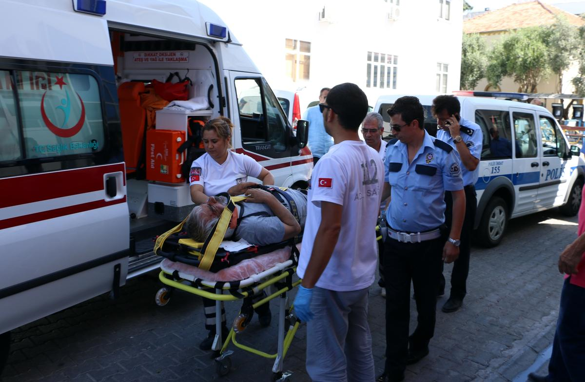 Marmaris'te ATM Kuyruğunda Beklerken Polis Aracı Çarptı